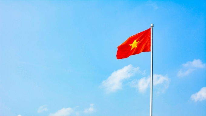 Hình nền lá cờ Việt Nam trên nền trời xanh