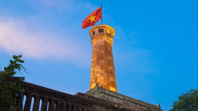 Hình nền lá cờ Việt Nam với cảnh đẹp nước nhà
