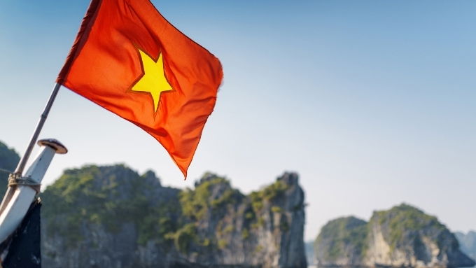 Hình nền lá cờ Việt Nam với cảnh đẹp nước nhà
