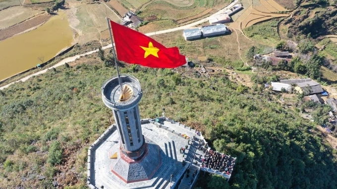Hình nền lá cờ Việt Nam với cảnh đẹp nước nhà