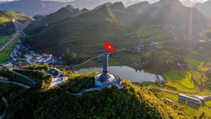 Hình nền lá cờ Việt Nam với cảnh đẹp nước nhà