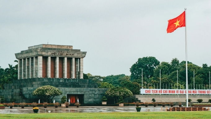 Hình nền lá cờ Việt Nam với cảnh đẹp nước nhà