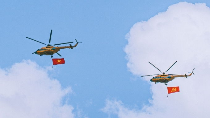 Hình nền trực thăng kéo cờ Việt Nam