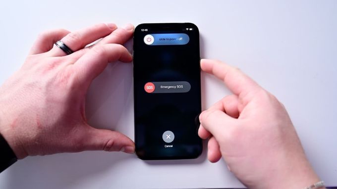 Khởi động lại iPhone để khắc phục lỗi iOS 26
