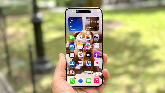 Màn hình iPhone 15 Pro Max hiển thị sắc nét