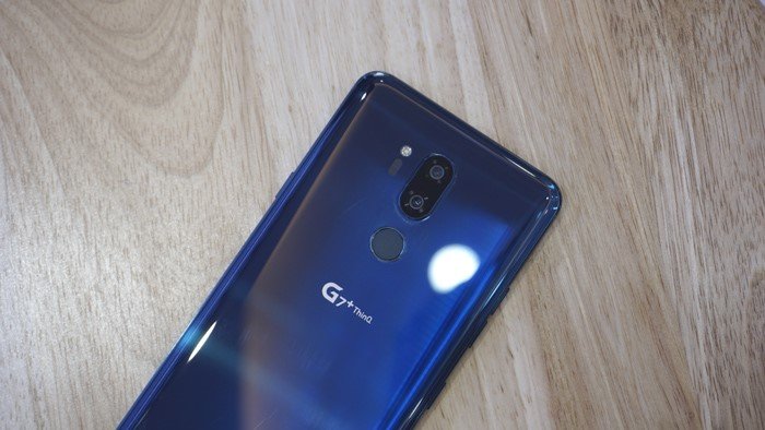  LG G7+ ThinQ sở hữu bộ khung nhôm với cả mặt trước và sau đều được phủ kính.