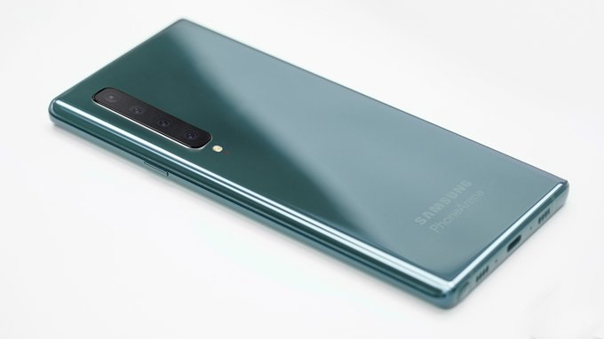 Hệ thống camera Galaxy Note 10 Pro được sắp xếp theo chiều dọc thay vì chiều ngang 