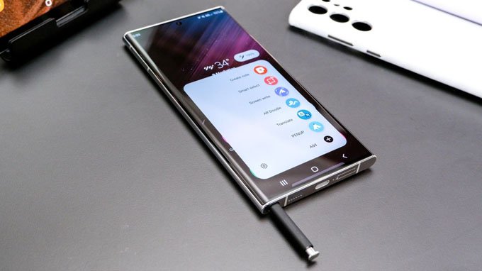 S Pen giúp người dùng thao tác Galaxy S22 Ultra linh hoạt hơn