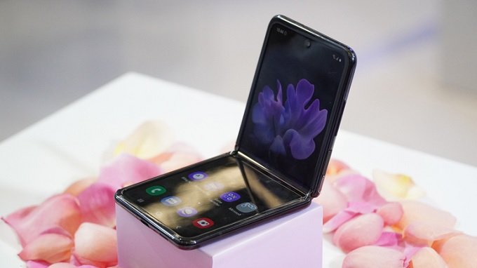 Galaxy Z Flip 3 là một trong những chiếc điện thoại màn hình gập duy nhất có khả năng chống nước.