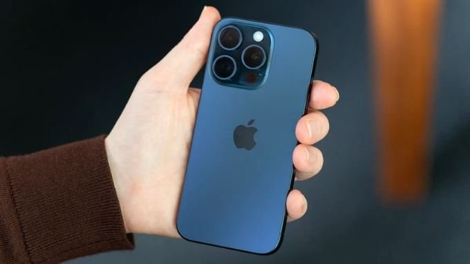 iPhone 15 Pro và iPhone 15 Pro Max màu titan xanh