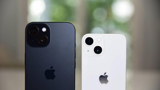 Camera iPhone 15 (trái) và iPhone 13 mini (phải)
