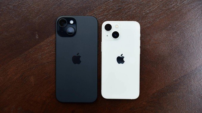 iPhone 15 (trái) và iPhone 13 mini (phải)