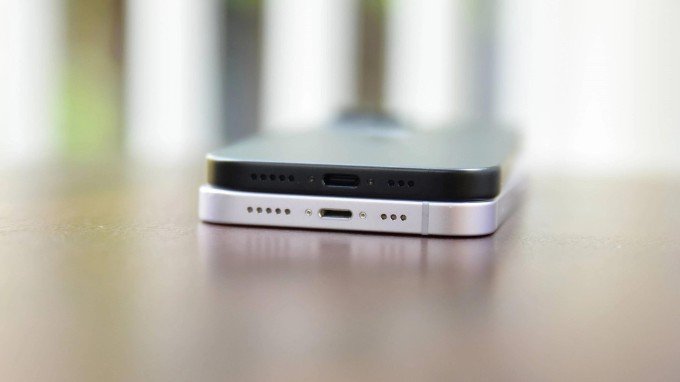Cổng sạc USB-C của iPhone 15 (trên) và Lightning của iPhone 14 (dưới)