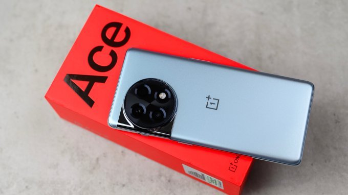 OnePlus Ace 2 có ngoại hình chắc chắn, vừa tay