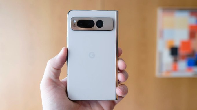 Google Pixel Fold nổi bật với cụm camera đặc trưng