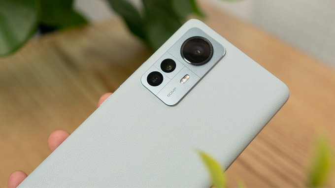 Camera Xiaomi 12 Pro được đặt trong mudule hình vuông
