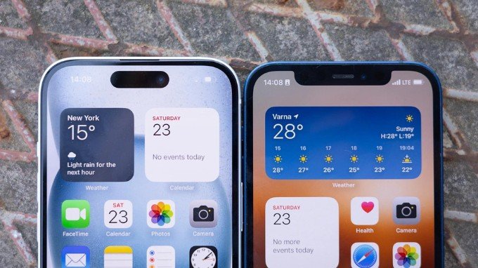 Màn hình của iPhone 15 (trái) và iPhone 12 (phải)