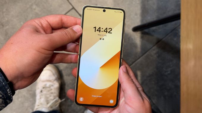 Hình ảnh mở hộp trên tay Galaxy Z Flip 6