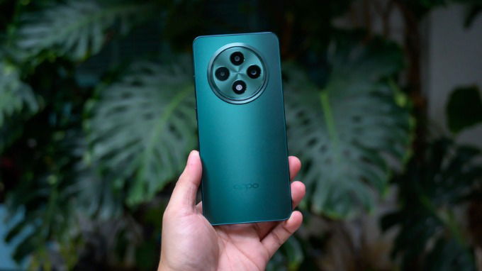 OPPO Reno12 F nổi bật với cụm camera tròn