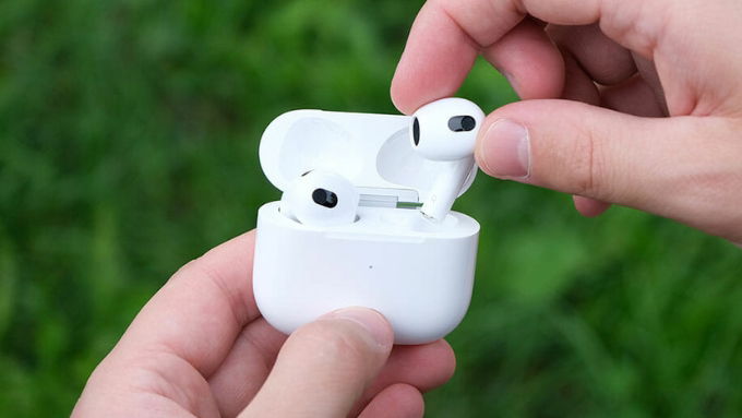 AirPods 3 vẫn là lựa chọn hàng đầu cho người dùng trong hệ sinh thái iOS nhờ thiết kế half-in-ear thoáng nhẹ