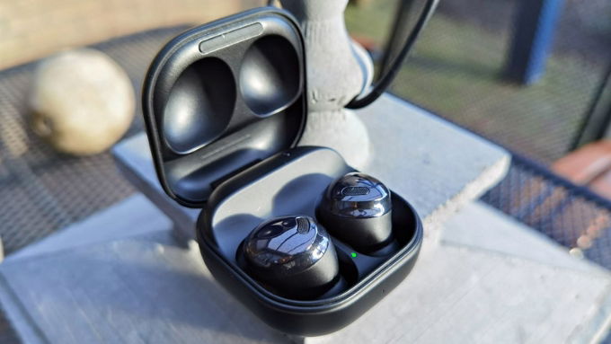 Galaxy Buds 2 Pro sở hữu khả năng chống ồn chủ động (ANC) lên đến 40dB, thiết bị giúp loại bỏ hiệu quả tiếng ồn xung quanh