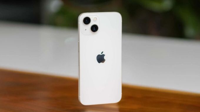 iPhone 13 thường