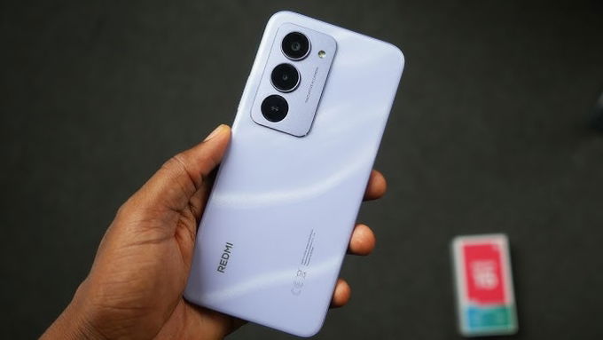 Xiaomi Redmi 15 sở hữu thiết kế tối giản với khung nhựa phẳng, kích thước 162 x 75 x 8.5mm và trọng lượng chỉ 195g
