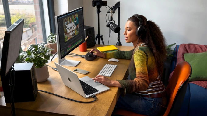 Máy được trang bị 3 cổng Thunderbolt 4, cổng HDMI, khe thẻ SD, jack tai nghe và MagSafe 3, đáp ứng mọi nhu cầu kết nối