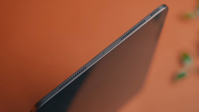 iPad Pro M5 vẫn giữ được lợi thế của dòng Pro với hệ thống 4 loa mang đến âm lượng lớn và trường âm rộng