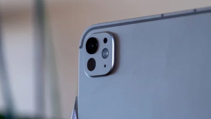iPad Pro M5 sở hữu cảm biến sau 12MP kèm ToF hỗ trợ quay video 4K60, cho chất lượng ảnh và màu sắc trung thực
