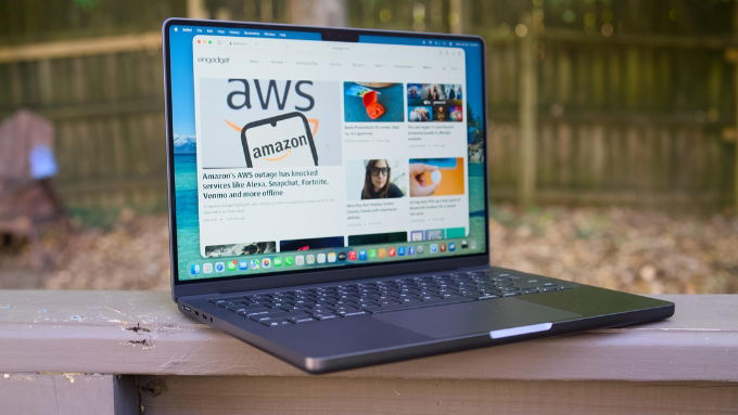 MacBook Pro M5 được trang bị màn hình Liquid Retina XDR 14.2 inch, độ phân giải 3024 x 1964