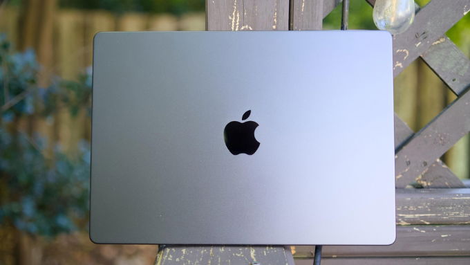 MacBook Pro M5 giữ nguyên ngôn ngữ thiết kế đặc trưng của Apple với thân máy nhôm nguyên khối