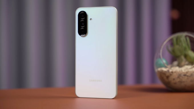Samsung Galaxy A36 5G 256GB sở hữu thiết kế mỏng nhẹ 7.4mm, trọng lượng 195g