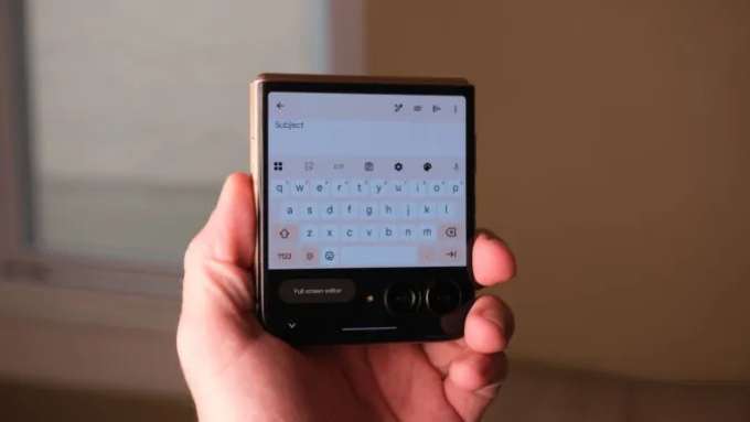 Sử dụng phím tắt trên Android và giữ phím “?123” và vuốt để chọn ký hiệu 