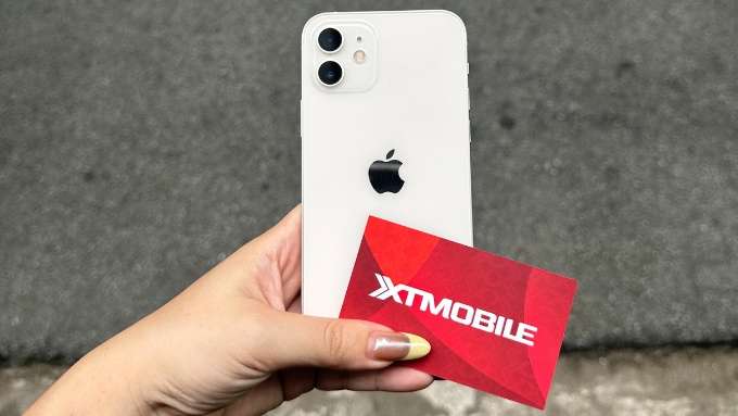 iPhone 12 có thiết kế 2 mắt dọc với camera kép 12MP, hỗ trợ chụp ảnh góc rộng và siêu rộng