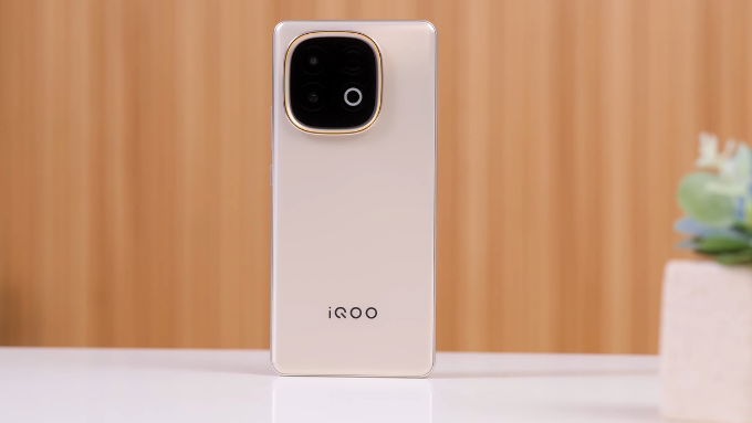 iQOO Z10 Turbo Plus 256GB gây ấn tượng mạnh ngay từ thiết kế và cấu hình
