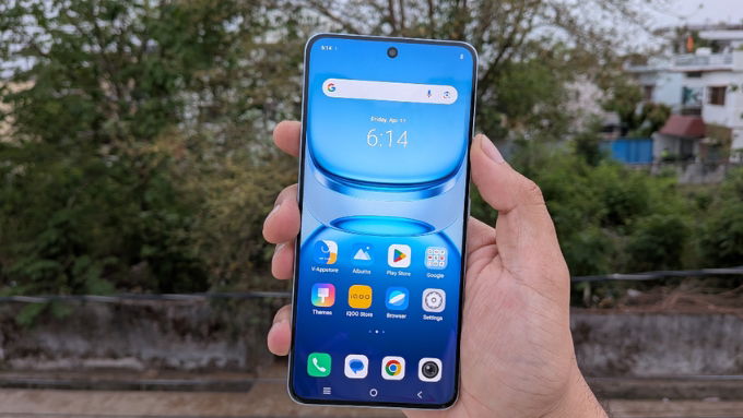 iQOO Z10 nổi bật với thiết kế khung nhựa mờ 