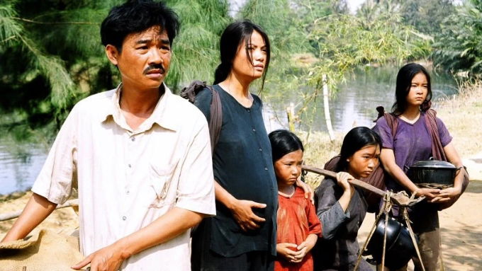 Áo Lụa Hà Đông là câu chuyện di cư năm 1954 của đôi vợ chồng Dần và Gù