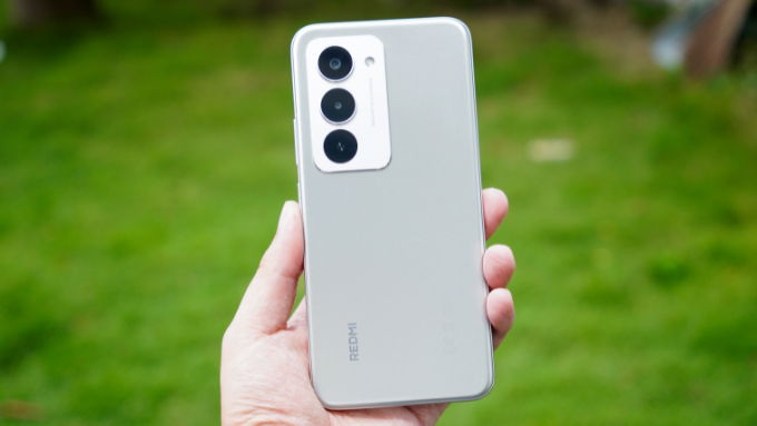 Xiaomi Redmi 15 còn gây ấn tượng nhờ độ bền pin, màn hình mượt và hiệu năng ổn định khi chiến game