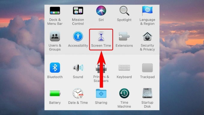 Nhấn vào biểu tượng Apple ở góc trên bên trái màn hình và chọn Cài đặt hệ thống (System Settings)