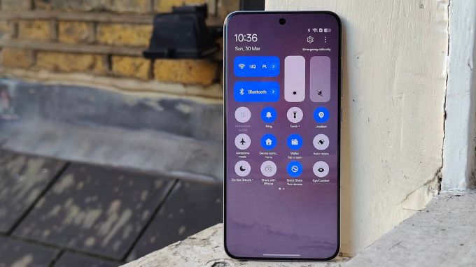 So sánh Oppo Reno 13 Pro và Galaxy S25 cũ về màn hình