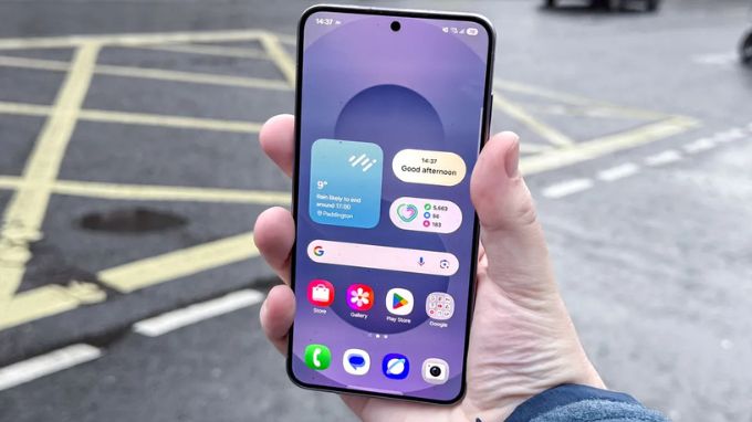 So sánh màn hình Oppo Reno 13 Pro và Galaxy S25 cũ