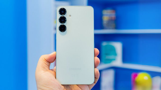 So sánh Oppo Reno 13 Pro và Galaxy S25 cũ về thiết kế