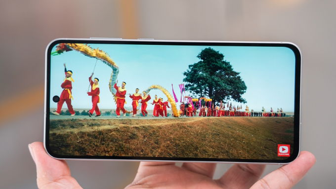 Khả năng hiển thị là yếu tố quan trọng khi so sánh vivo V60 vs Samsung Galaxy A56