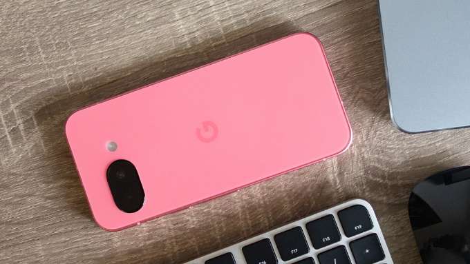Google Pixel 9a là điện thoại màu hồng với màu hồng pastel trẻ trung
