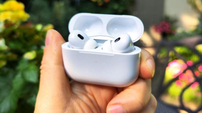 So sánh tai nghe Airpod Pro 2 với thiết bị trợ thính truyền thống