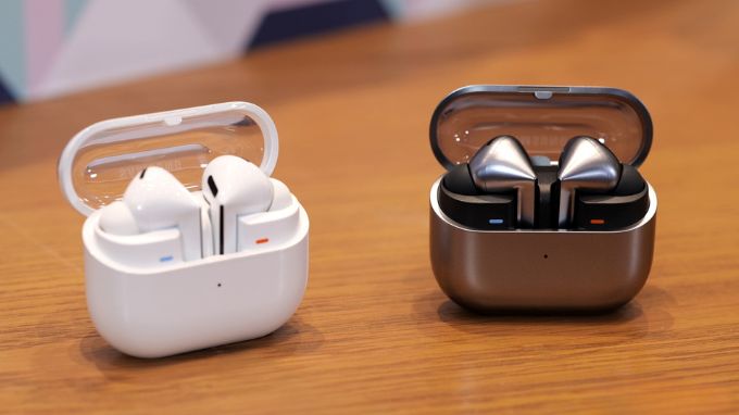 So sánh thiết kế của Galaxy Buds 3 và AirPods 3