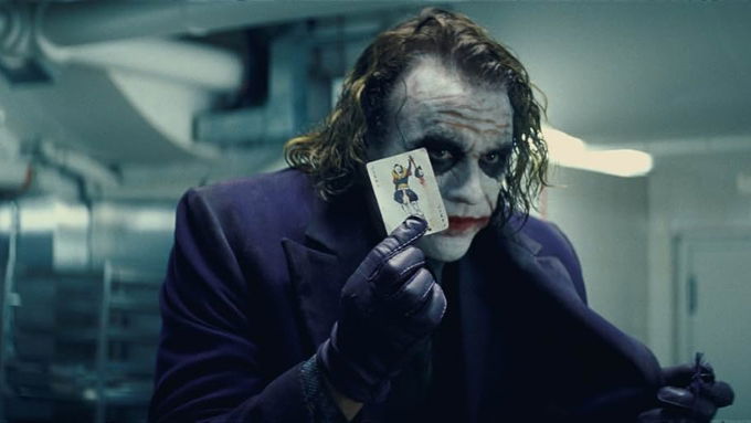 The Dark Knight kể về cuộc đối đầu giữa Batman và Joker, một thiên tài tội phạm gây hỗn loạn ở Gotham