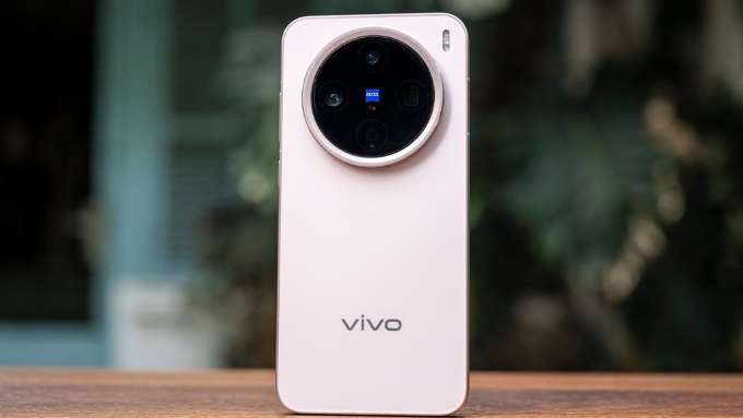 Vivo X200 Pro Mini là điện thoại màu hồng thanh lịch