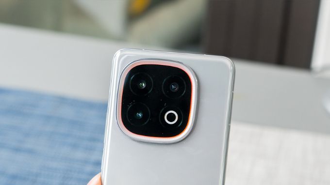 Cụm 3 camera 50MP chuyên nghiệp cho khả năng quay phim 8K